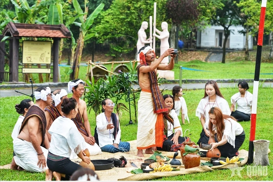 Nghệ nhân Ưu tú Ma Bio miệt mài sưu tầm, bảo tồn văn hóa Churu