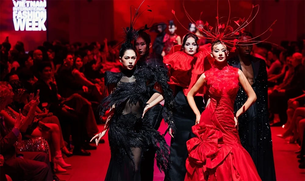 Các nhà tạo mẫu quốc tế mang “triển lãm nghệ thuật” lên sàn runway Việt Nam