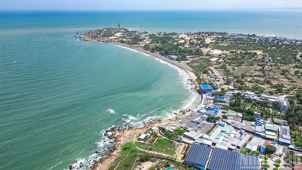 Khám phá bãi biển có kiến tạo địa chất độc đáo bậc nhất miền trung