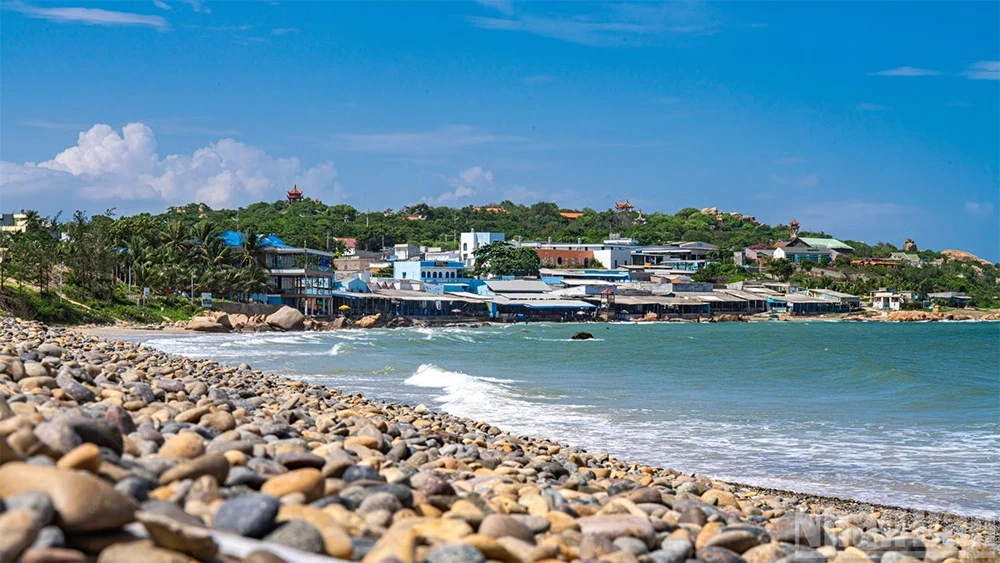 Khám phá bãi biển có kiến tạo địa chất độc đáo bậc nhất miền trung