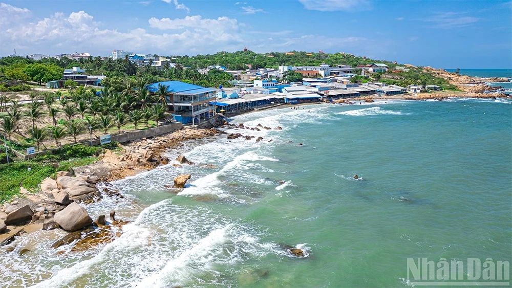 Khám phá bãi biển có kiến tạo địa chất độc đáo bậc nhất miền trung