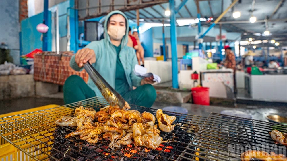 Khám phá bãi biển có kiến tạo địa chất độc đáo bậc nhất miền trung