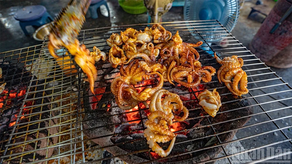 Khám phá bãi biển có kiến tạo địa chất độc đáo bậc nhất miền trung