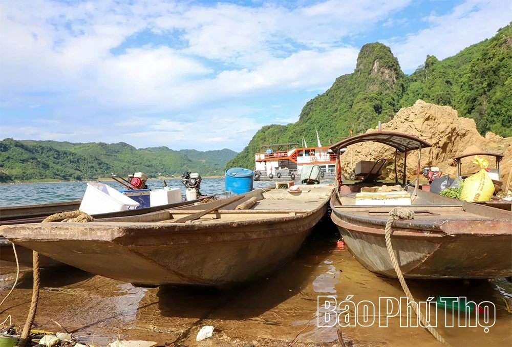 Chông chênh phận nữ nơi bến nước Đà giang