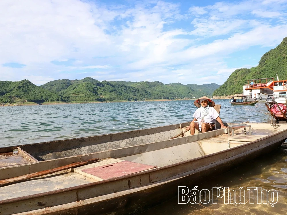 Chông chênh phận nữ nơi bến nước Đà giang