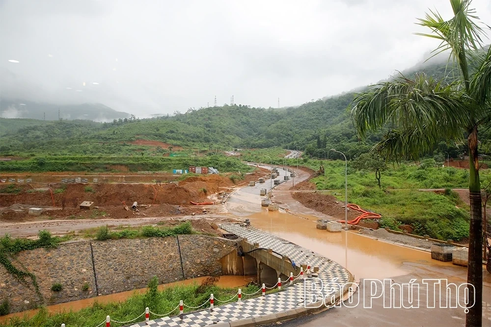 Vice Chairman of the Provincial Peoples Committee Vu Viet Van Directs Resolution of Obstacles for 2 Projects in Luong Son Commune