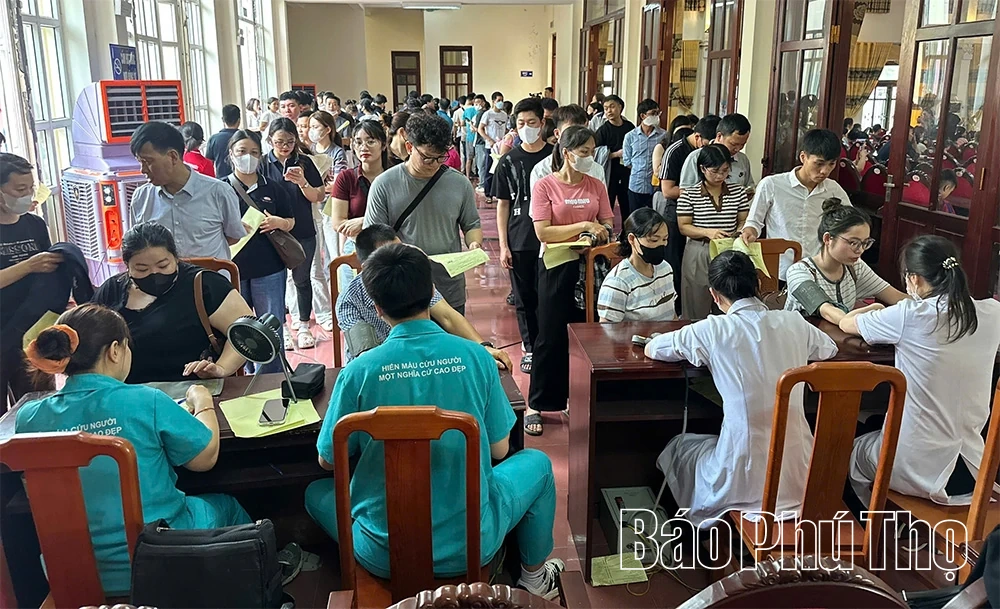 Gần 1.000 người tham gia chương trình Giọt hồng doanh nghiệp 