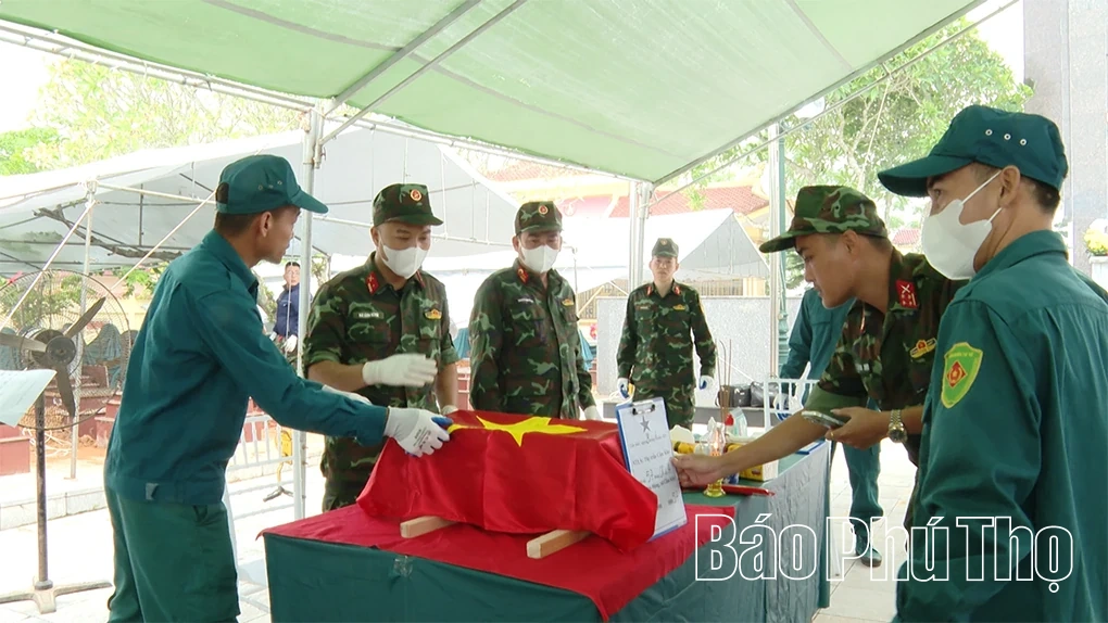 Lấy mẫu hài cốt liệt sĩ tại Nghĩa trang liệt sĩ xã Cẩm Khê