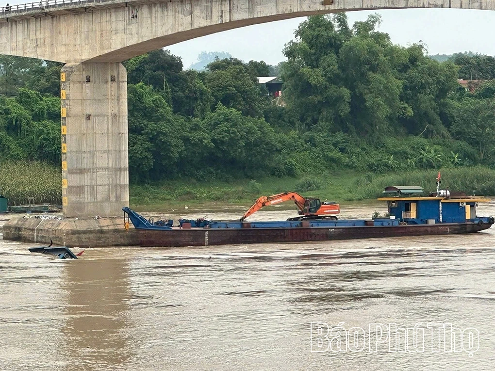 Tạm dừng cầu phao để trục vớt 2 tàu chìm trên sông Lô