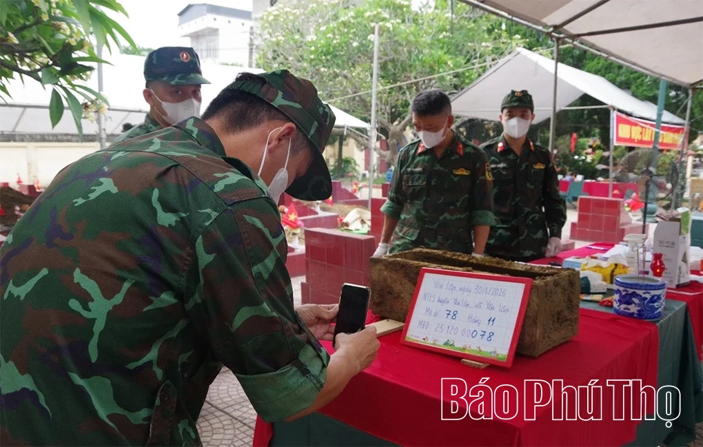 Lấy mẫu hài cốt liệt sĩ tại Nghĩa trang liệt sĩ xã Yên Lập