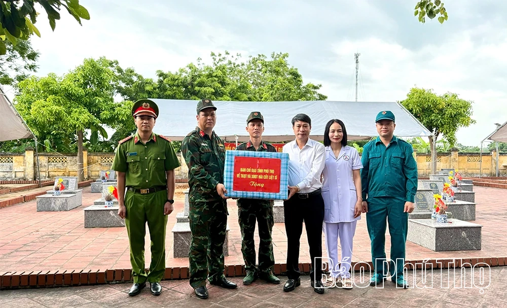 Phó Chủ tịch UBND tỉnh Nguyễn Khắc Hiếu kiểm tra công tác lấy mẫu ADN hài cốt liệt sĩ tại xã Tề Lỗ