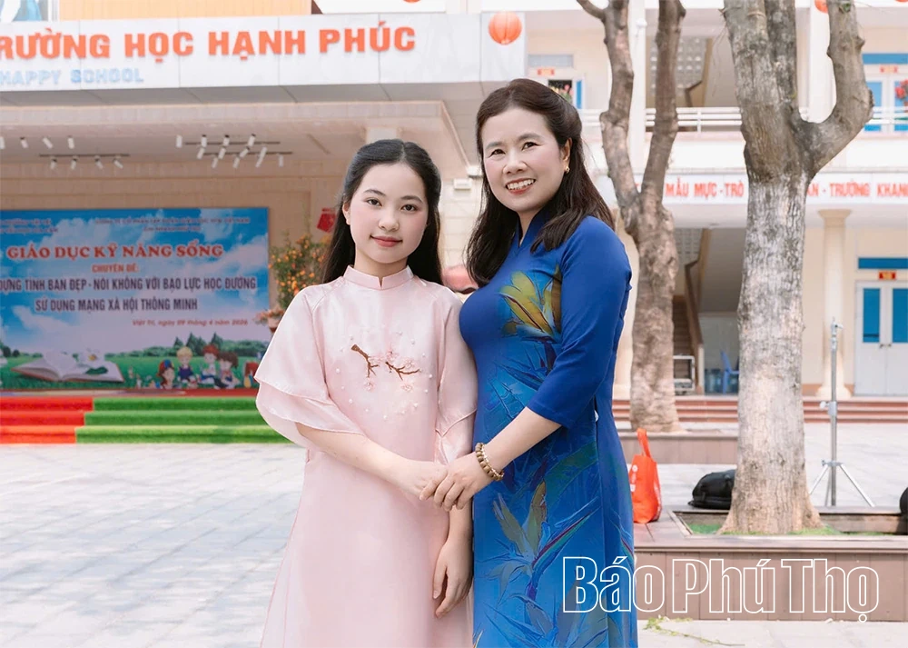 Hai học sinh xuất sắc trở thành đồng thủ khoa đầu vào Trường THCS Văn Lang