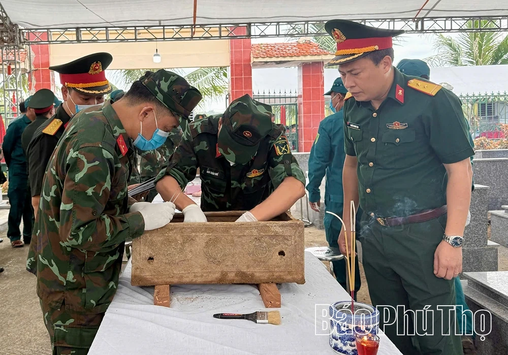 Lấy mẫu ADN xác định danh tính liệt sĩ tại xã Đại Đình