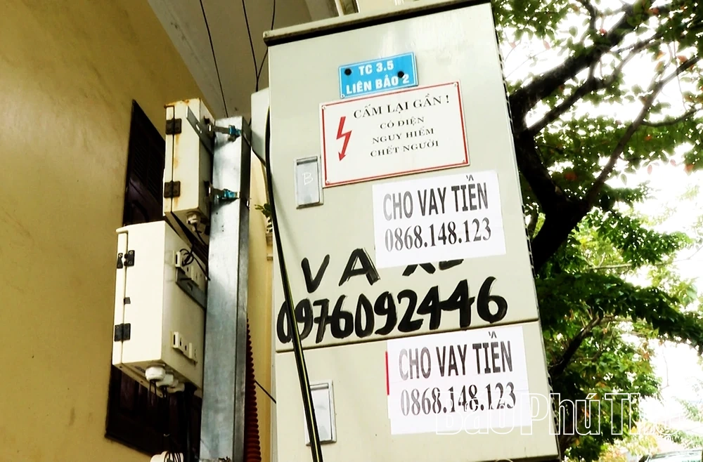 Nhếch nhác quảng cáo tràn lan trên một số tuyến đường ở phường Vĩnh Phúc