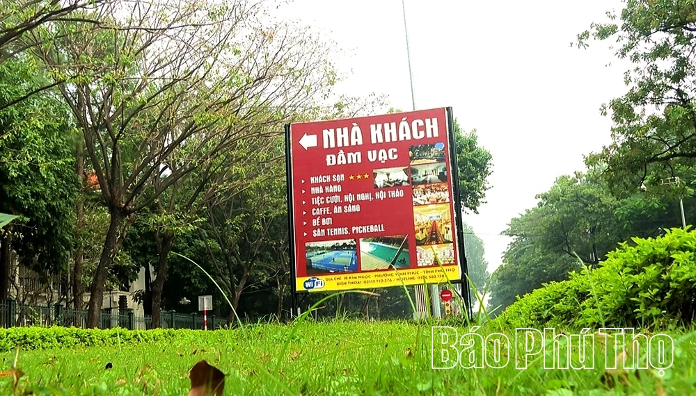 Nhếch nhác quảng cáo tràn lan trên một số tuyến đường ở phường Vĩnh Phúc