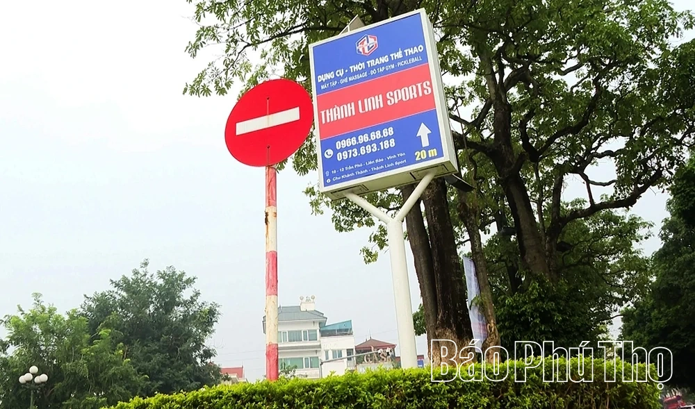 Nhếch nhác quảng cáo tràn lan trên một số tuyến đường ở phường Vĩnh Phúc