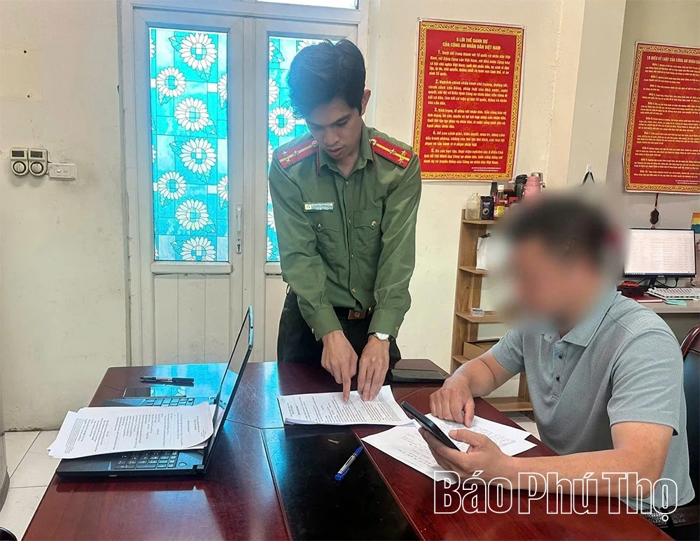 Công an xã Yên Lạc làm việc với các trường hợp liên quan trang “Thoibao.de”