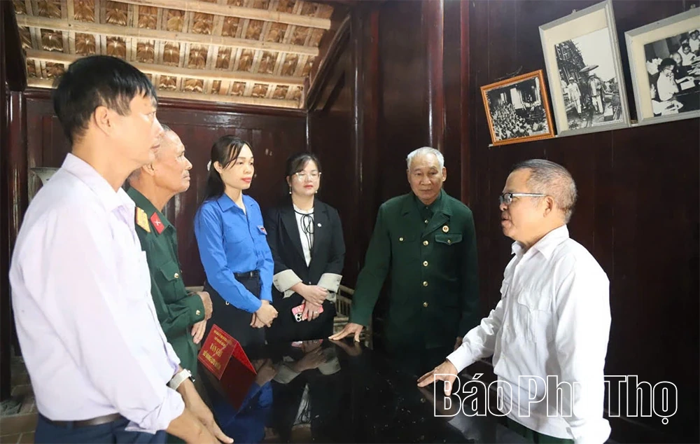 Theo dấu chân Bác