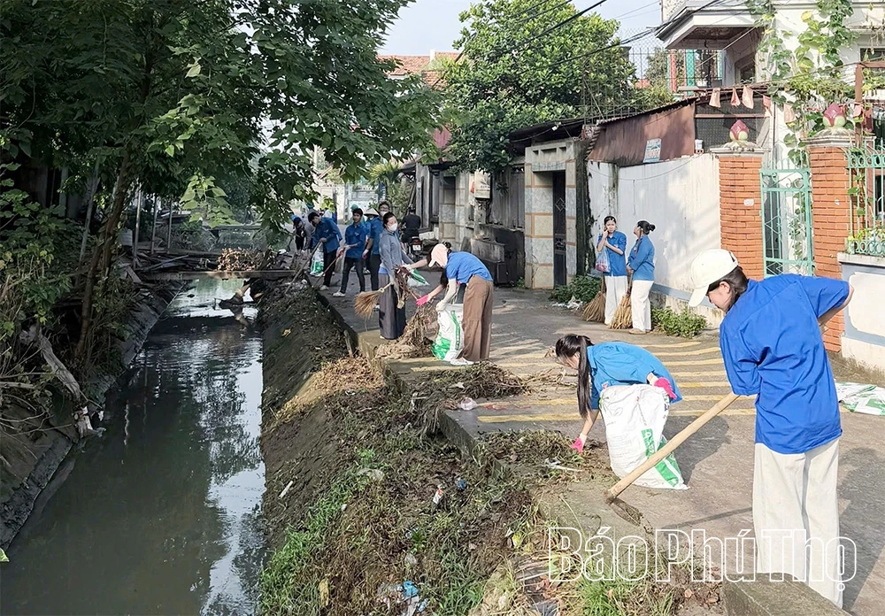 Vĩnh Hưng chung sức làm đẹp đường quê