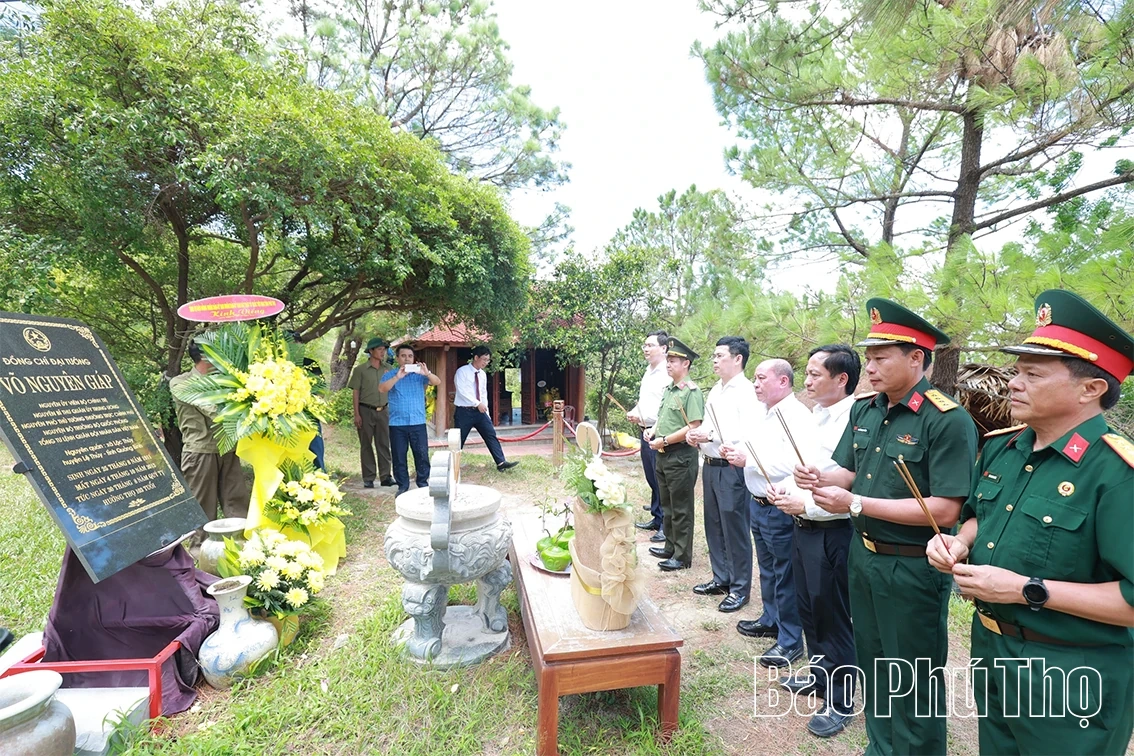 Đoàn đại biểu tỉnh Phú Thọ dâng hương tưởng nhớ Đại tướng Võ Nguyên Giáp