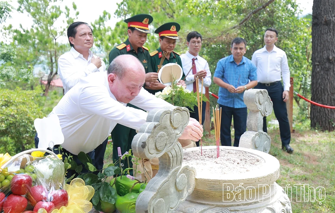 Đoàn đại biểu tỉnh Phú Thọ dâng hương tưởng nhớ Đại tướng Võ Nguyên Giáp