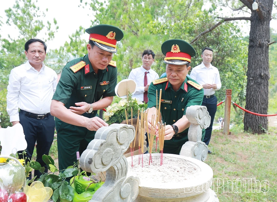 Đoàn đại biểu tỉnh Phú Thọ dâng hương tưởng nhớ Đại tướng Võ Nguyên Giáp