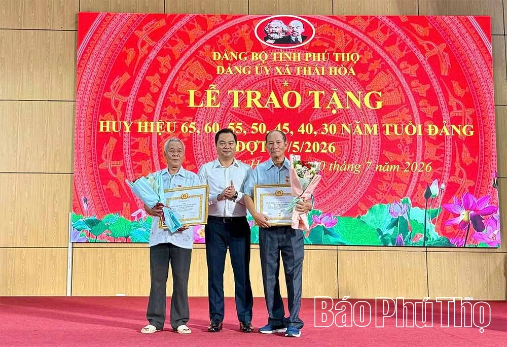 Đảng ủy xã Thái Hòa trao tặng Huy hiệu Đảng cho 29 đảng viên