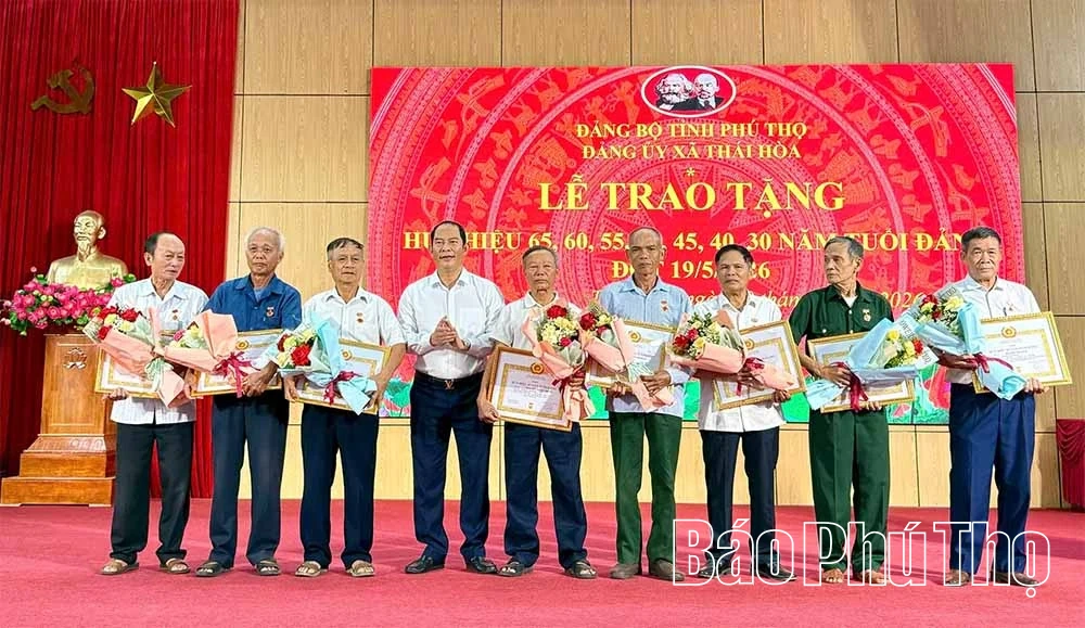 Đảng ủy xã Thái Hòa trao tặng Huy hiệu Đảng cho 29 đảng viên