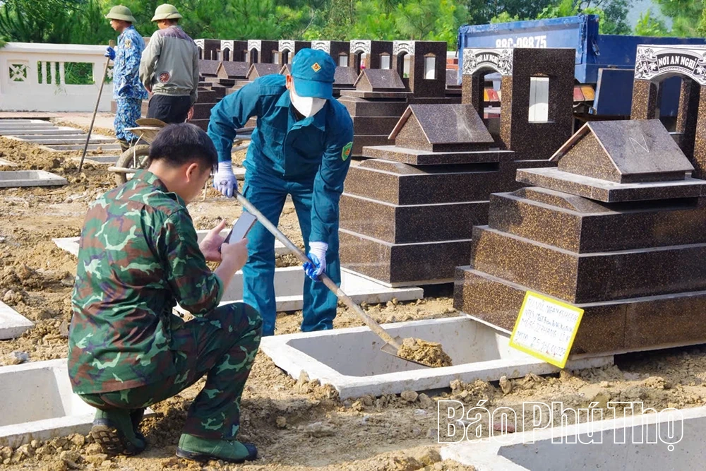 Lấy mẫu hài cốt liệt sĩ để phục vụ giám định ADN tại Nghĩa trang liệt sĩ Tu Vũ