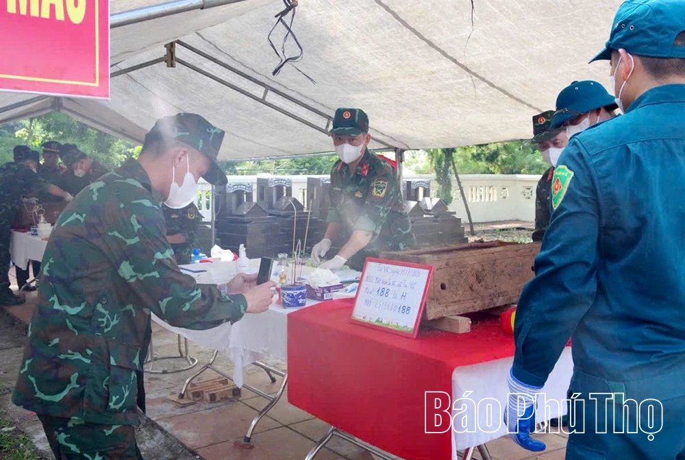Lấy mẫu hài cốt liệt sĩ để phục vụ giám định ADN tại Nghĩa trang liệt sĩ Tu Vũ