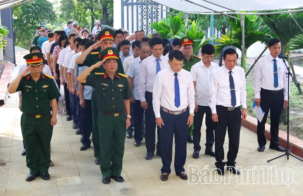 Lấy mẫu hài cốt liệt sĩ để phục vụ giám định ADN tại Nghĩa trang liệt sĩ Tu Vũ