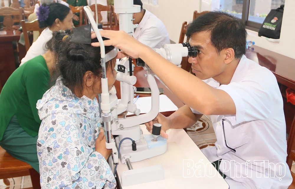 Khám bệnh, cấp phát thuốc miễn phí cho đối tượng chính sách tại xã Hy Cương