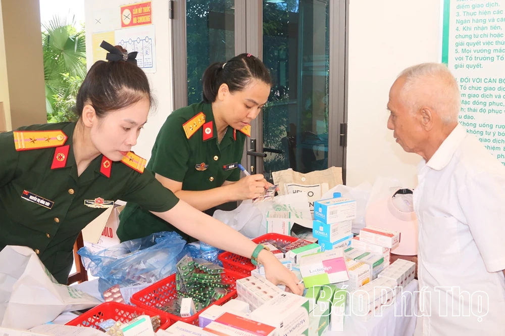 Khám bệnh, cấp phát thuốc miễn phí cho đối tượng chính sách tại xã Hy Cương