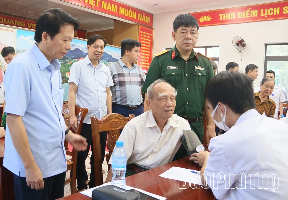 Khám bệnh, cấp phát thuốc miễn phí cho đối tượng chính sách tại xã Hy Cương