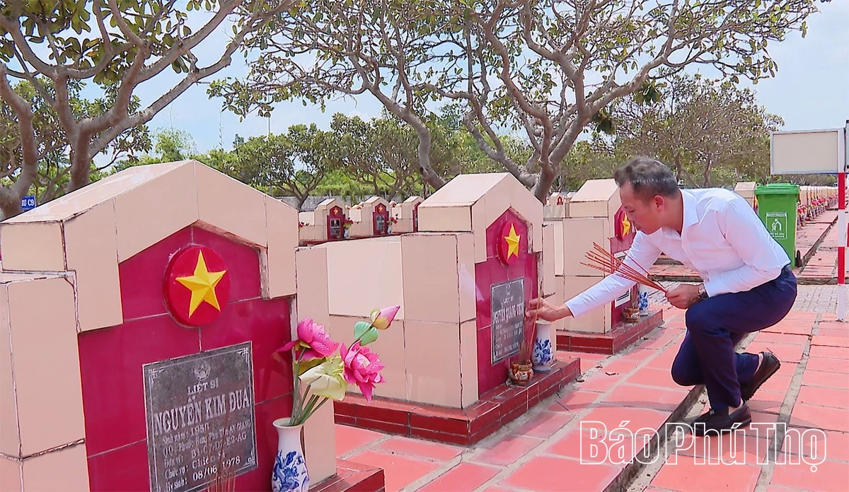 Phó Bí thư Thường trực Tỉnh ủy Bùi Văn Quang dâng hương các anh hùng liệt sĩ tại An Giang