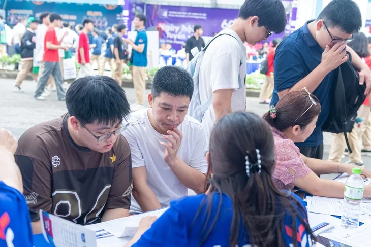 Việc bắt buộc phải làm ngay sau khi khóa cổng nguyện vọng đại học