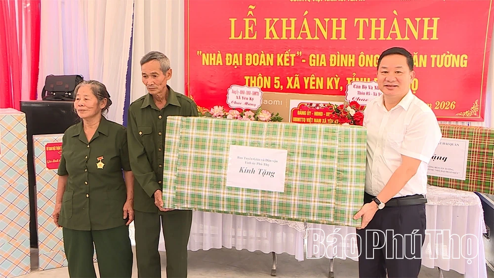 Bàn giao nhà Đại đoàn kết cho gia đình có hoàn cảnh khó khăn tại xã Yên Kỳ
