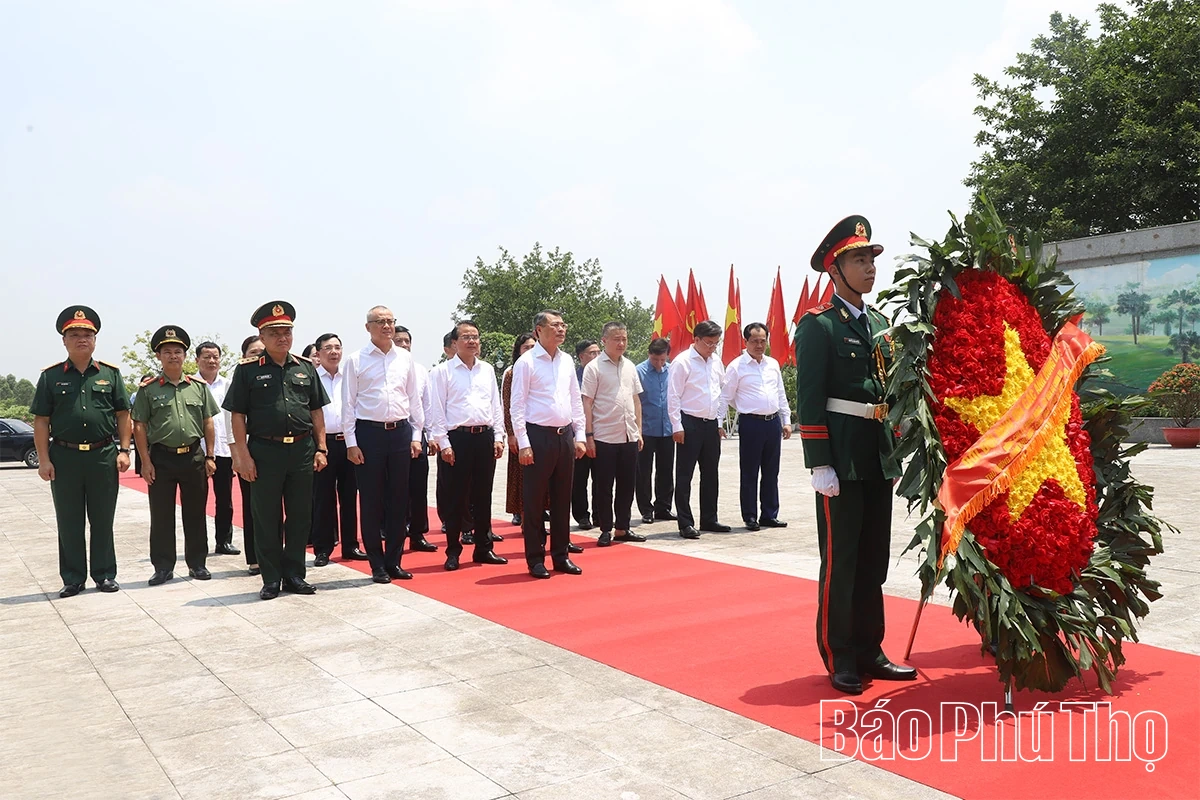 Thủ tướng Chính phủ dâng hương tưởng niệm các Anh hùng liệt sĩ tỉnh Phú Thọ