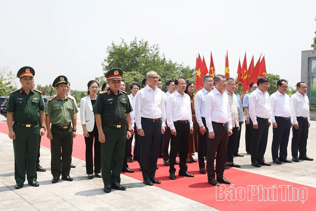 Thủ tướng Chính phủ dâng hương tưởng niệm các Anh hùng liệt sĩ tỉnh Phú Thọ