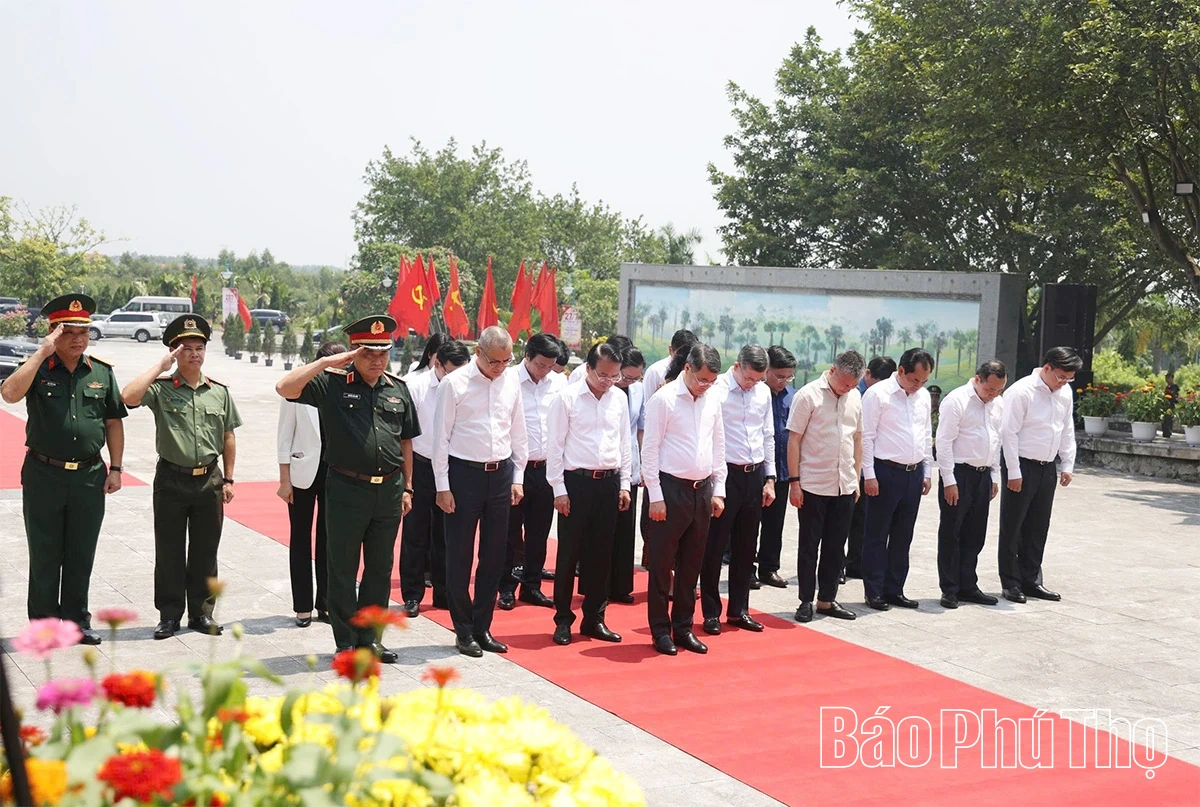 Thủ tướng Chính phủ dâng hương tưởng niệm các Anh hùng liệt sĩ tỉnh Phú Thọ