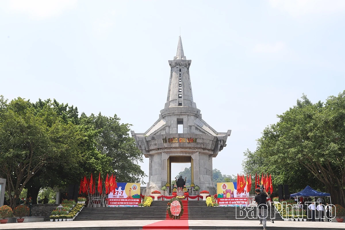 Thủ tướng Chính phủ dâng hương tưởng niệm các Anh hùng liệt sĩ tỉnh Phú Thọ
