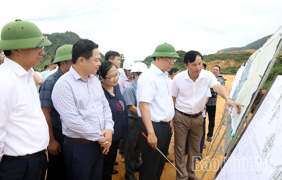 Chủ tịch UBND tỉnh Trần Duy Đông kiểm tra tiến độ dự án cao tốc Hòa Bình - Mộc Châu