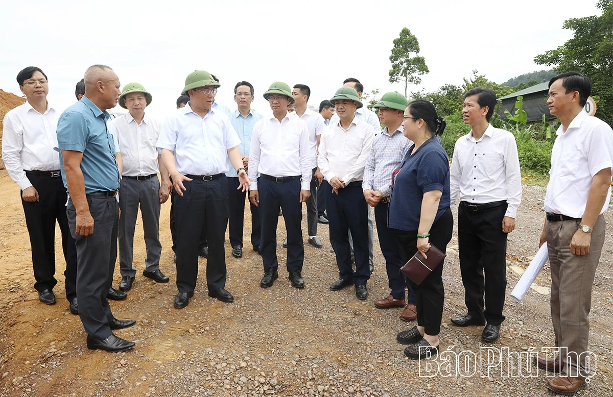 Chủ tịch UBND tỉnh Trần Duy Đông kiểm tra tiến độ dự án cao tốc Hòa Bình - Mộc Châu