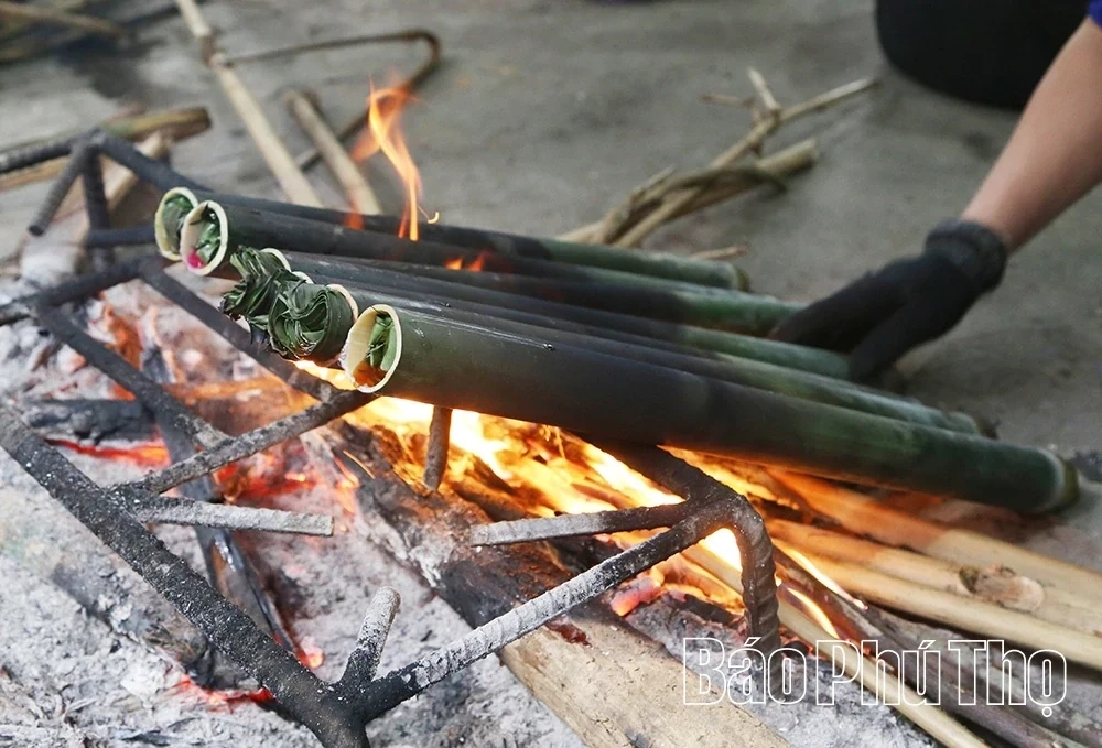 Mountain Flavors Encased in Bamboo Tubes
