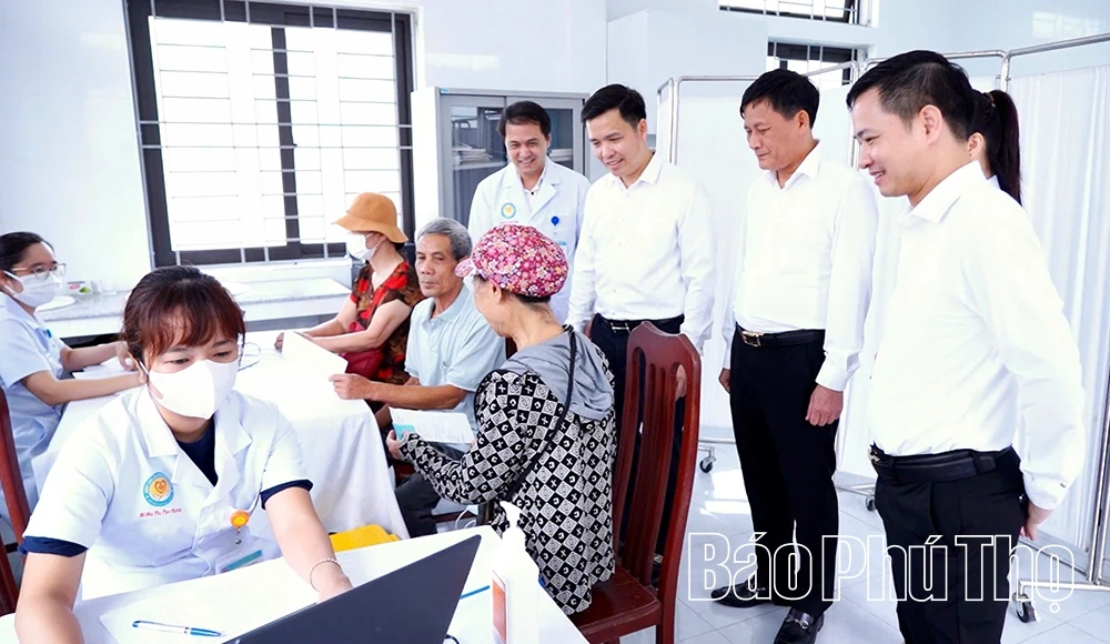 Hơn 200 người cao tuổi phường Hoà Bình được khám sức khỏe miễn phí