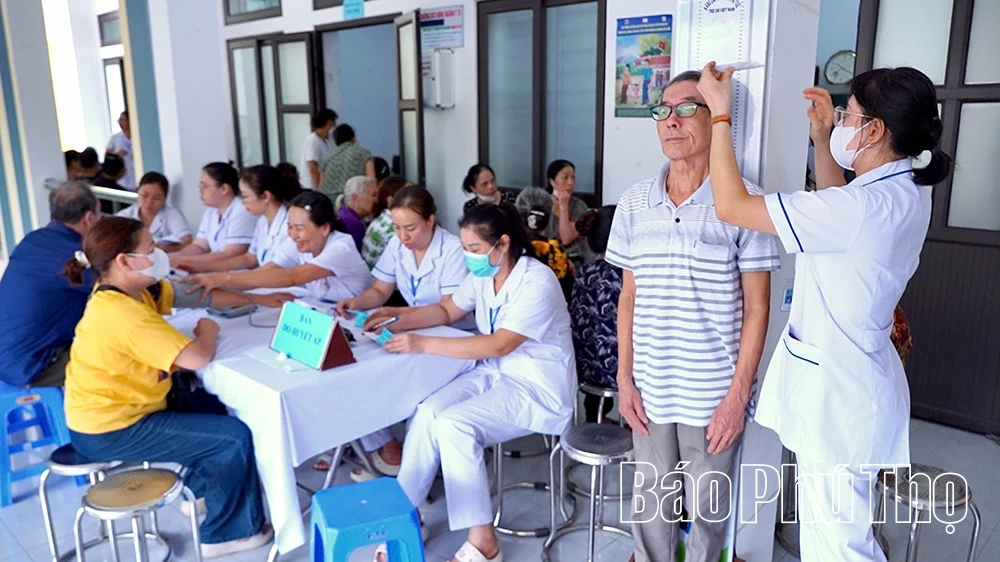 Hơn 200 người cao tuổi phường Hoà Bình được khám sức khỏe miễn phí