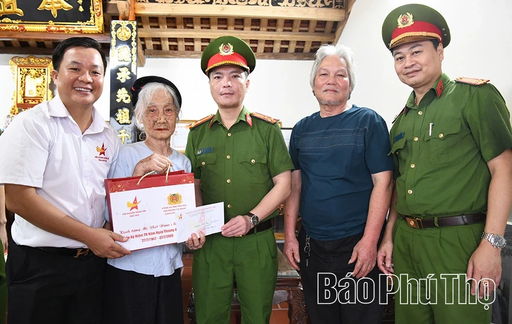 Hội Doanh nhân trẻ tỉnh Phú Thọ thăm, tặng quà các Mẹ Việt Nam anh hùng