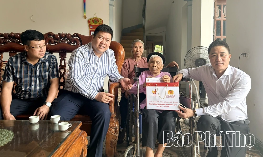 Hội Doanh nhân trẻ tỉnh Phú Thọ thăm, tặng quà các Mẹ Việt Nam anh hùng