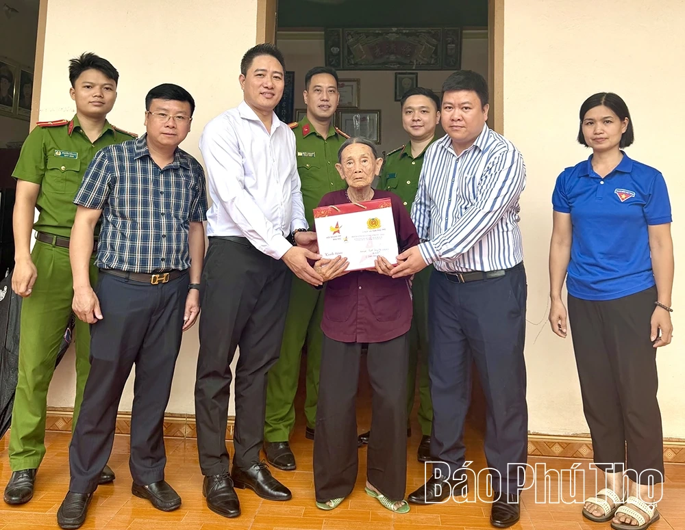 Hội Doanh nhân trẻ tỉnh Phú Thọ thăm, tặng quà các Mẹ Việt Nam anh hùng
