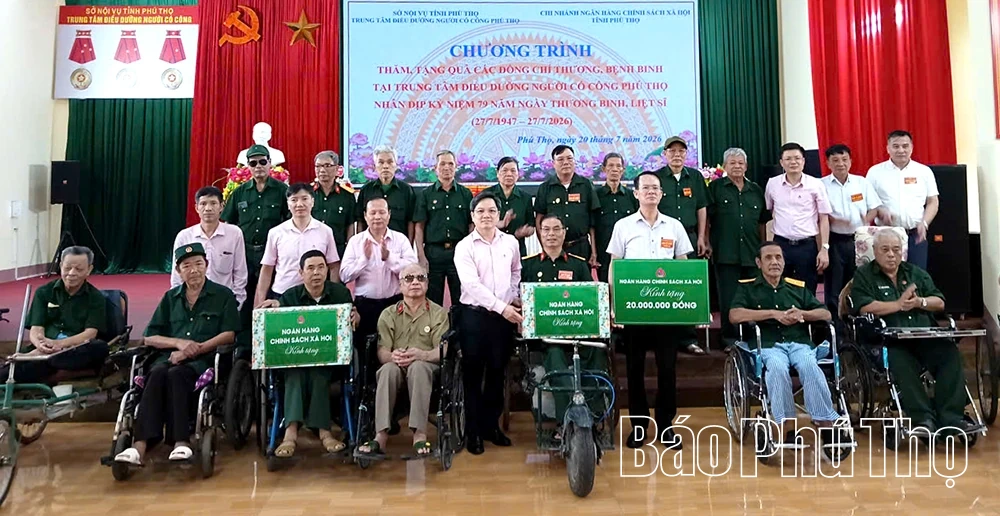 Tặng quà các thương, bệnh binh tại Trung tâm Điều dưỡng người có công&nbsp;Phú Thọ